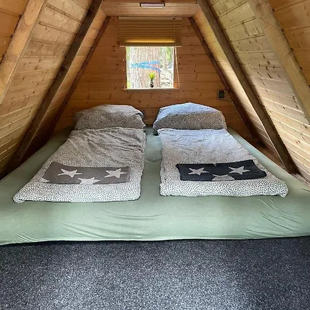 Waldcamp Mit Kleinen Huetten Und Caravans In Pur Campsite