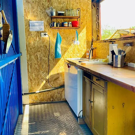 Waldcamp Mit Einfachen Und Zweckmässigen Hütten Und Caravans Pur Cottbus