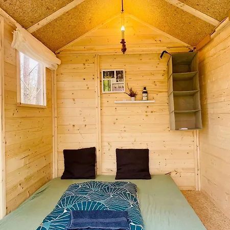 Waldcamp Mit Einfachen Und Zweckmaessigen Huetten Und Caravans Pur * コットブス