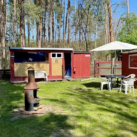Waldcamp Mit Kleinen Huetten Und Caravans In Pur Cottbus