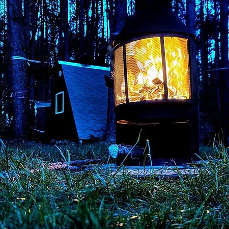 Waldcamp Mit Kleinen Huetten Und Caravans In Pur Campsite Cottbus