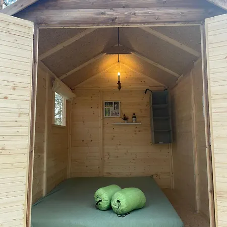 Waldcamp Mit Einfachen Und Zweckmaessigen Huetten Und Caravans Pur *