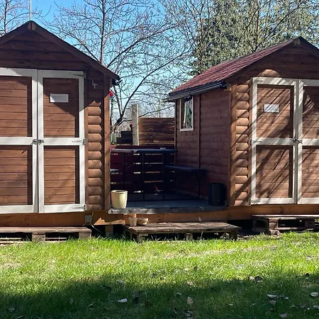 Waldcamp Mit Kleinen Huetten Und Caravans In Pur * Cottbus