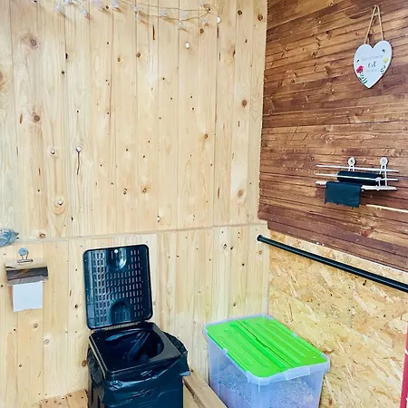 Waldcamp Mit Kleinen Huetten Und Caravans In Pur Campsite Cottbus