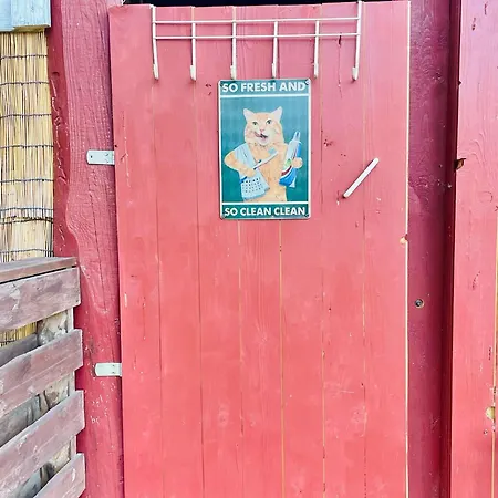 Campingplatz Waldcamp Mit Einfachen Und Zweckmässigen Hütten Und Caravans Pur Cottbus