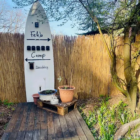 Waldcamp Mit Einfachen Und Zweckmaessigen Huetten Und Caravans Pur *