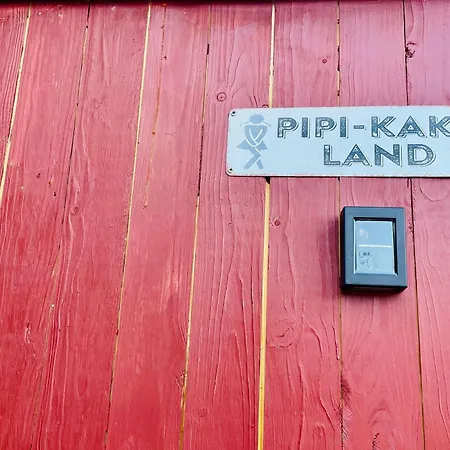 Campingplatz Waldcamp Mit Einfachen Und Zweckmässigen Hütten Und Caravans Pur