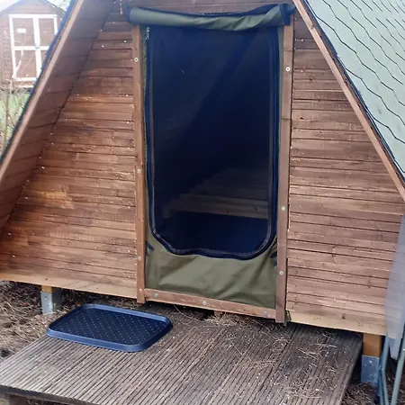 Waldcamp Mit Kleinen Huetten Und Caravans In Pur Cottbus