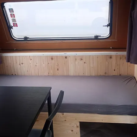 Waldcamp Mit Kleinen Huetten Und Caravans In Pur Campsite Cottbus