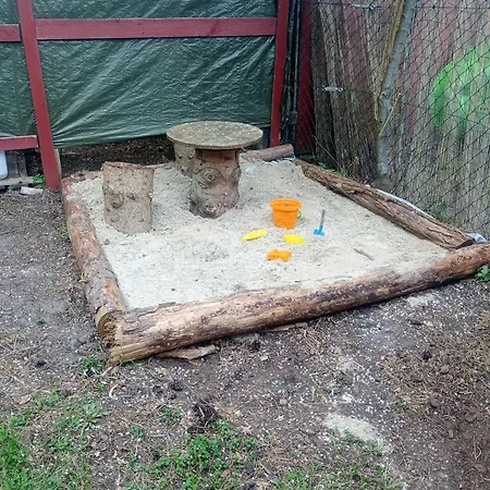 营地 Waldcamp Mit Einfachen Und Zweckmaessigen Huetten Und Caravans Pur 科特布斯