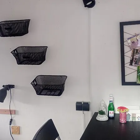 Campingplatz Waldcamp Mit Einfachen Und Zweckmässigen Hütten Und Caravans Pur