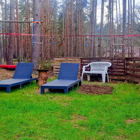 Campingplatz Waldcamp Mit Einfachen Und Zweckmässigen Hütten Und Caravans Pur *