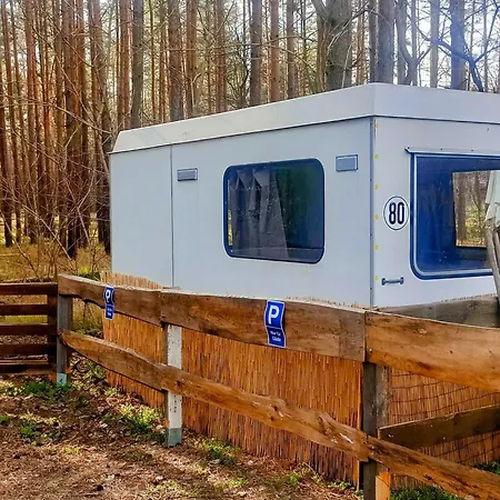 Waldcamp Mit Kleinen Huetten Und Caravans In Pur Cottbus