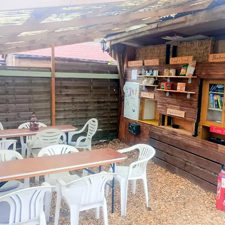 Waldcamp Mit Kleinen Huetten Und Caravans In Pur * Cottbus