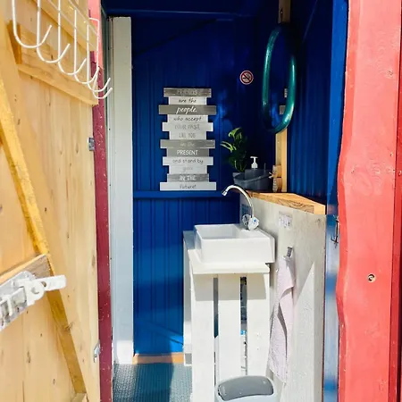 Campingplatz Waldcamp Mit Einfachen Und Zweckmässigen Hütten Und Caravans Pur Cottbus