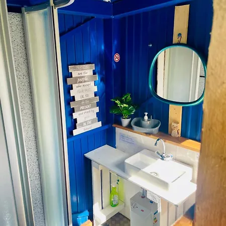 Waldcamp Mit Einfachen Und Zweckmässigen Hütten Und Caravans Pur Cottbus