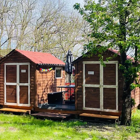 Campsite Waldcamp Mit Kleinen Huetten Und Caravans In Pur Cottbus