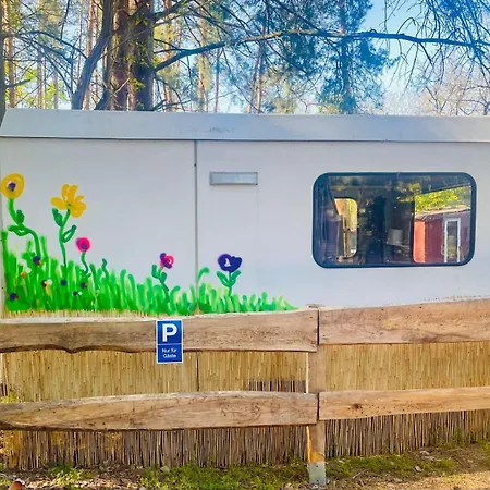 Waldcamp Mit Kleinen Huetten Und Caravans In Pur * Cottbus