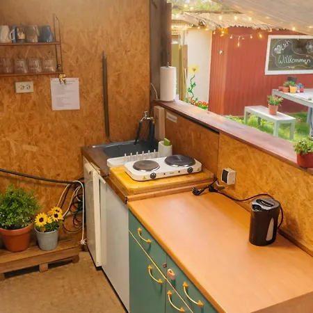 Campingplatz Grünzeit Caravanübernachtungen Und Einfache Hütten Im Wald *
