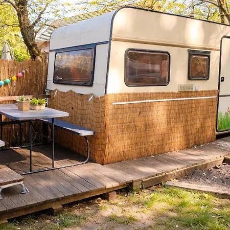 Campingplatz Grünzeit Caravanübernachtungen Und Einfache Hütten Im Wald