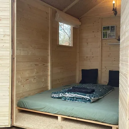 Grünzeit Caravanübernachtungen Und Einfache Hütten Im Wald