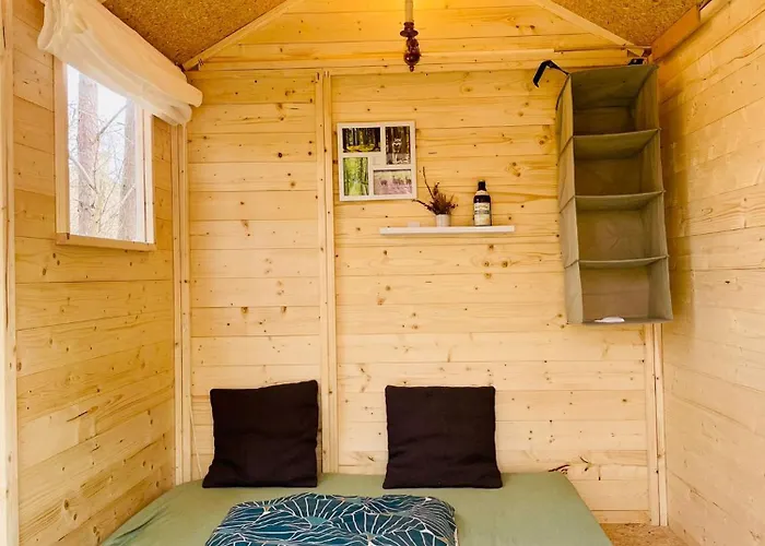 Waldcamp Mit Einfachen Und Zweckmaessigen Huetten Und Caravans Pur * Cottbus