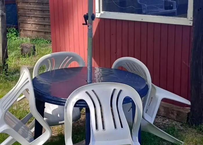 Waldcamp Mit Einfachen Und Zweckmaessigen Huetten Und Caravans Pur Camping