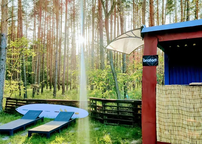 Waldcamp Mit Einfachen Und Zweckmaessigen Huetten Und Caravans Pur Cottbus