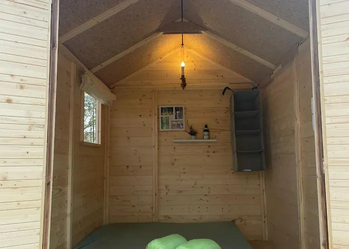 Waldcamp Mit Einfachen Und Zweckmaessigen Huetten Und Caravans Pur *