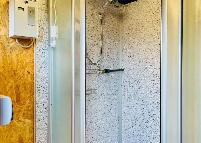 Gruenzeit Caravanuebernachtungen Und Einfache Huetten Im Wald Kemping *