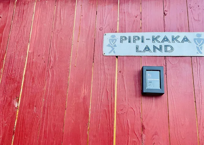 Camping Waldcamp Mit Einfachen Und Zweckmaessigen Huetten Und Caravans Pur