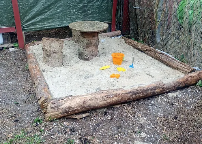 Camping Waldcamp Mit Einfachen Und Zweckmaessigen Huetten Und Caravans Pur Cottbus