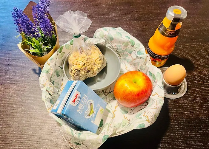 Camping Waldcamp Mit Einfachen Und Zweckmaessigen Huetten Und Caravans Pur *