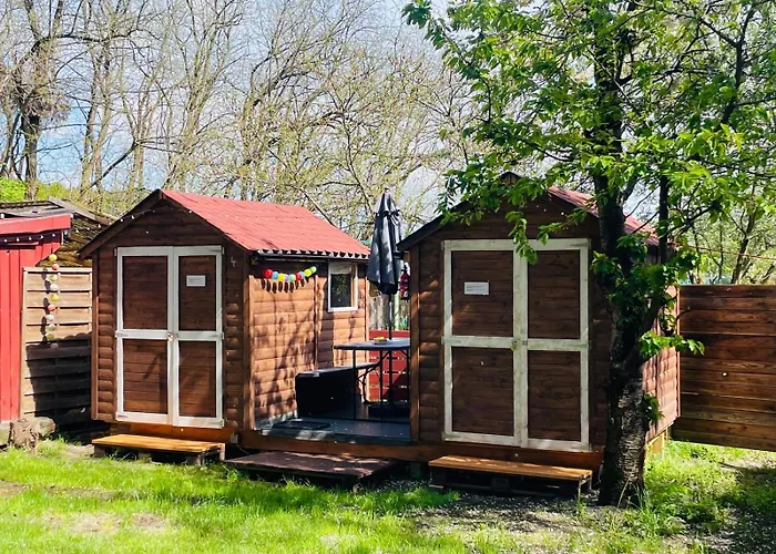 Camping Waldcamp Mit Einfachen Und Zweckmaessigen Huetten Und Caravans Pur Cottbus