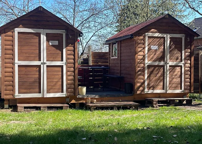 Waldcamp Mit Einfachen Und Zweckmaessigen Huetten Und Caravans Pur * Cottbus